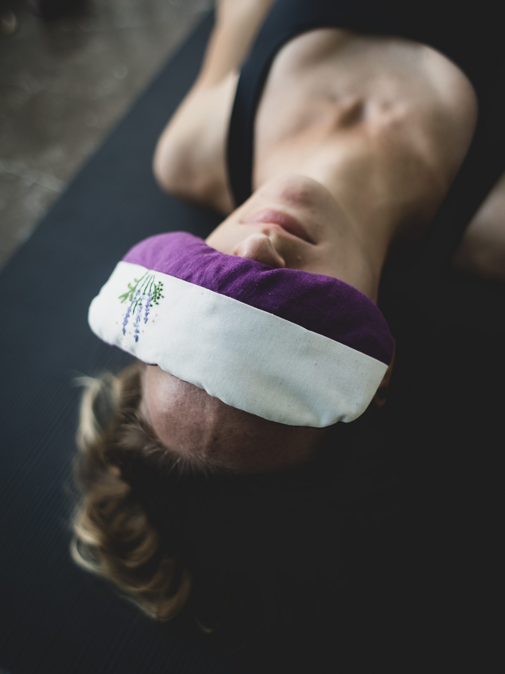Yogamatte und Blöcke für die Praxis zu Hause Yogamatte und Blöcke für die Praxis zu Hause
